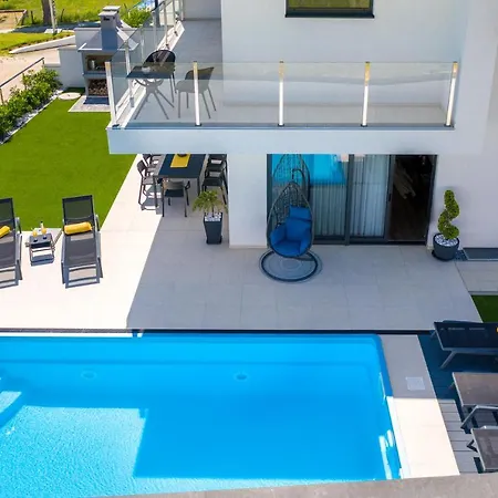 Supernus Ii With Heated Pool Vilă *